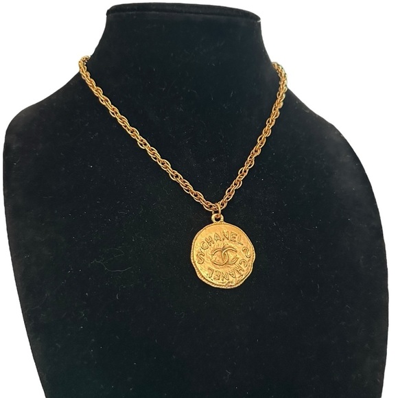 Authentic Chanel 1993 Gold Medallion CC Round Pendant Necklace with Box - Picture 4 of 15